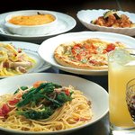 WYZ TOKYO in MATSUYAMA - パスタやピザなど充実した内容のコースメニューは、2,600円（飲み放題・2名～）～とリー ズナブル。満足のメニューを深夜まで楽しめる。