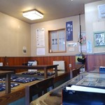 そば仙人 - 良さげな雰囲気の店内。