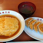 大阪王将 - 大阪王将 西葛西店 ふわとろ天津飯 490円 ご飯少な目＋元祖焼餃子 260円（共に税込）