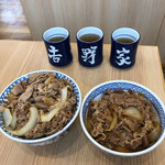 Yoshinoya Aiko Ishida Ten - 左が超特盛、右が並