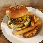 HELLO NEW DAY Hamburger - ピックが支える端正なバーガーは、注文ごとに直火グリルで焼く出来たて、皮付きポテトは甘くホクホク