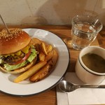 HELLO NEW DAY Hamburger - 平日ランチはスープとポテト大盛りのサービス付き、アボカドチーズバーガー1,200円