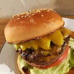 HELLO NEW DAY Hamburger - 牛100％の粗挽きパティはゴツゴツ肉肉しい！まろやかアボカドにチェダーチーズ、天然酵母のバンズも甘くもちもち