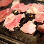 和牛焼肉食べ放題 肉屋の台所 - 学生ノリで一気に焼きます（笑）