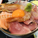 ゆり根 - ☆海鮮丼♪ まず海老はプリップリッです、甘ーい♪鯛等のネタも弾力ある食感と旨味♪メシとの相性は抜群です！