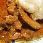 かおるナッツ・バー - 鶏肉とナスのレッドカレー