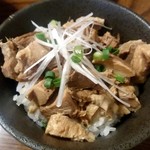 麺や 玄 - 丼の下までタレが染み込んでる
      ゴロゴロちゃーしゅうが美味しいちゃーしゅう丼