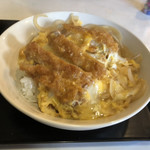 KOBUTA - カツ丼 820円
                        普通の店よりご飯多い