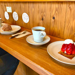 Cafe & Patisserie Jonnu - 小さなカウンターは３席です。