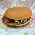 McDonald's Iontaun Hofu Ten - 【マクポ(ベーコンマックポーク)の単品 \200】メニュー写真と全然違う～。苦笑