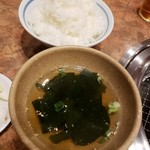 味園 - ご飯　ワカメスープ