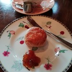 cafe AILANA - お供はスコーン。…やっぱりこういう焼菓子にはホイップクリームを添えて欲しいよねえ…それだけが残念