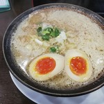 ラーメン 一徹 - 味噌ラーメンと煮卵で830円（税込）