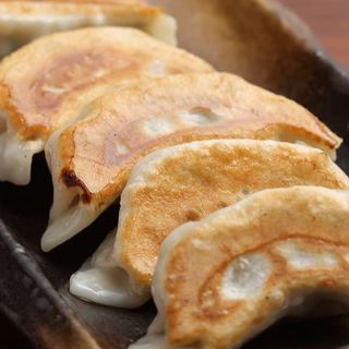 [Shiso-fried Gyoza / Dumpling] First off, this is it! Each one is carefully handmade from the raw ingredients.