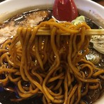 Teruteru Bouzu - 黒く染まった麺。
                      
                      引きずり出していざっ！
                      
                      
                      シクヤ製麺かな？？？
                      
                      この汁には合わない感じ。っつーか汁も美味くは無いし・・・
                      
                      
                      