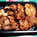 にひ良 - 鶏丼。紅しょうがとタレと山椒が付いてます。