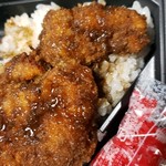 にひ良 - ソースカツ丼。紅しょうがとソースがついてます。