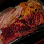 Nanya kanya - 牛カルビ、豚ばら肉、ホルモンの3点盛り