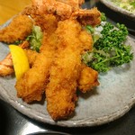 島田屋 - エビフライ定食、ぶっといのが3本、左上の揚げ物は貰い物です？(笑)