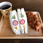 余目製パン - チーズドック フルーツサンド＆コーヒー