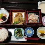 とろろ庵 伊賀路 - 【お昼の伊賀路弁当：1500円】
            ※もう1段あります。