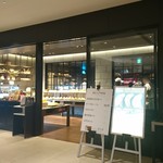 Honoka - 外観   
                        ホテルに入ったらすぐ右側。シックで高級感のあるお店