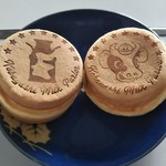 Kobayashi Milk Parlor - 左の牛乳缶焼き印が「カスタードクリーム」、右の牛（小林牛乳ロゴキャラクター）焼き印が「つぶあん」