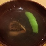 Yuki Tsubaki - 付きだし
                        お通しが汁物とは珍しい。焼魚、スナップエンドウ、豆が入っている