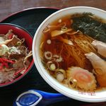 Hidaka Shokudo - ラーメンと半牛丼セット