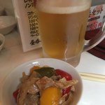 昼呑み処 酒恋 - 酒恋セットのビールと豚とパプリカの甘酢炒め