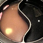 Shabushabu Onyasai Okayamaekimaeten - ２種類のだしの場合は真中で仕切りされている