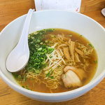 Chuka Soba Hisago - 「ラーメン大盛」（910円）。写真では違和感ないかも・・・実際はめちゃめちゃデカイ丼なんですよ。