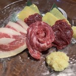 Kyushu Sanchi Chokusou Izakaya Sakura Shinjuku Sanchome Ten - 馬刺しの盛り合わせ