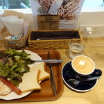 NEWZEALAND CAFE AKASAKA - フラットホワイト420円、モーニングプレート500円