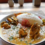 Curry to Coffee no Mise Pirika - チキンカレーとナスとズッキーニのカレーの相がけ。