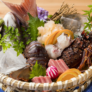 ここでしか味わえないような魚介類など、こだわりの食材をお届け