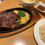 Steak Miya Toyota Aishiten - てっぱんステーキ
                        ハンギングテンダー240g
                        宮のガーリックライス。お替り自由