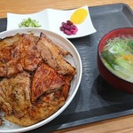 Buta Kichi - 厚切り豚丼 (バラ肉多め) 800円(税込)