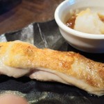 Yakitori Ya Sumire Tama Center Ten - 一本もも塩串　おろしポン酢添え298円
                        これは大きさまぁまぁ
                        皮は焼き目がついてるけど、身はほんのちょっとだけレア気味なのが堪らないっ！
                        そこにおろポンつけたら無敵だよね～♪