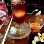 Cafe Bar The F1rst - アイスティー(450円) ヨーグルトとかお菓子いっぱい付くよ。さらにサラダとメロンも付きます。