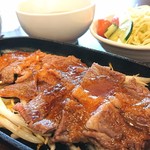 Kumamoto Wagyu Matsuoka - 赤牛モモ肉のステーキ、ソースも美味♪