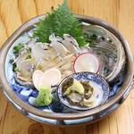 魚貝・鶏料理・日本酒 とよ新 - 名物　活大アワビ造り980円