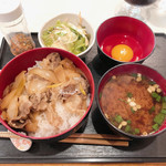 喫茶やまぐち - ◆牛丼 400円
            おみそ汁・野菜サラダ・コーヒー付き
            ◆生卵 50円