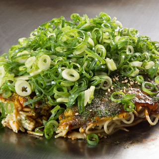 Chewy and chewy using raw noodles. Okonomiyaki with fun topping selection