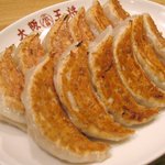 大阪王将 - 元祖焼餃子（1人前6個）240円　ひとつひとつお店で巻いています。