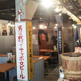 どこか落ち着く、古き良き時代をイメージした店内◎