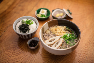 h Iya Soba Momiji Tei - セットの御膳には小鉢が付きます。