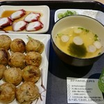 大阪玉出 会津屋 - たこ刺しセット。ノーマルで900円。たこ焼きをラヂオ焼きに変更したので+100円でした。これは頼む価値あります。