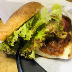 衆楽館本館 - フランスパンなのでバーガーというよりサンド風。カレーだけでよかったかな。