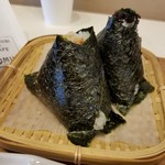 OMUSUBI+CAFE OMU - 「野沢菜と鮭のおむすび」と「特撰しそこんぶ」